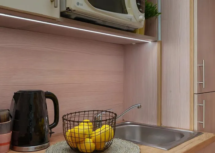 Lyna Gold - Parliament